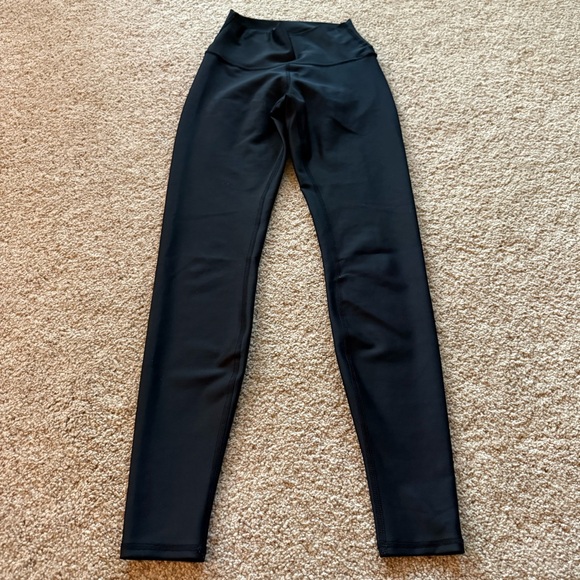 ALO Yoga 7/8 High-Waist Airbrush Leggings in Black - Picture 2 of 4